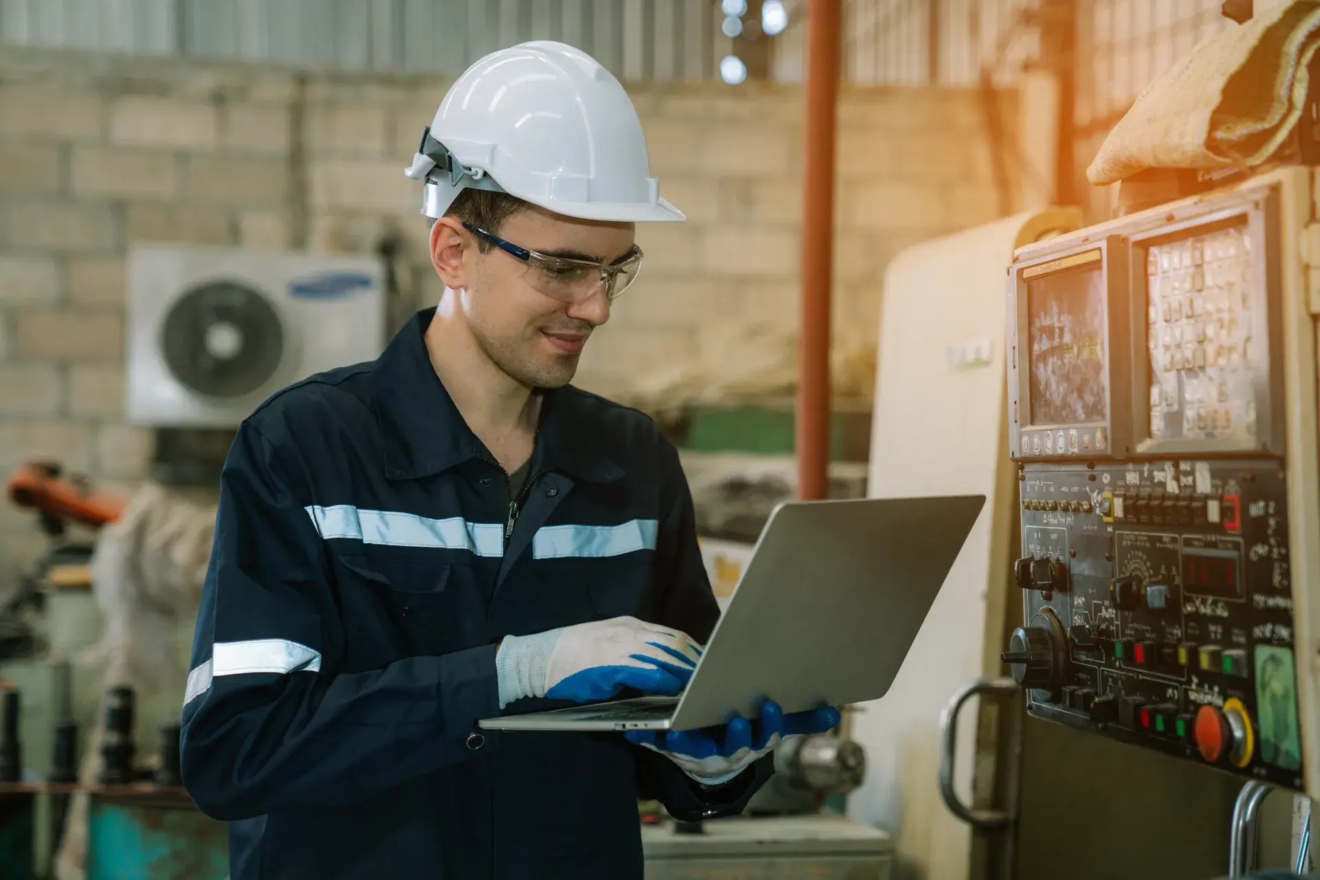 Un ingeniero de Innovative Systems poniendo en servicio un sistema de control