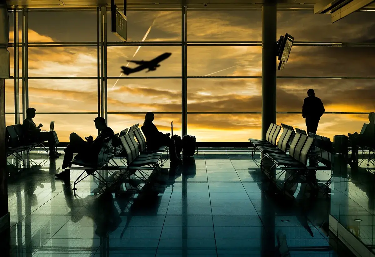 Terminal aeroportuaria al atardecer